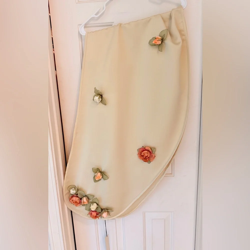 Ilana Wolf NWT Cream Satin Evening Wrap w/ Silk Flower Embellishment. Gorgeous! - Picture 3 of 16